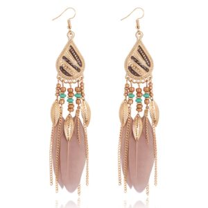 Bohemian oorhangers met bruine veren en kraaltjes 135 mm