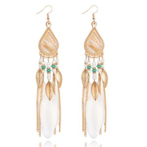Bohemian oorhangers met witte veren en kraaltjes 135 mm