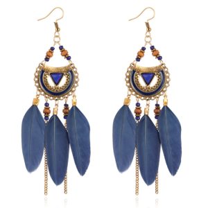Bohemian oorhangers rond met blauwe veren en kralen 105 mm