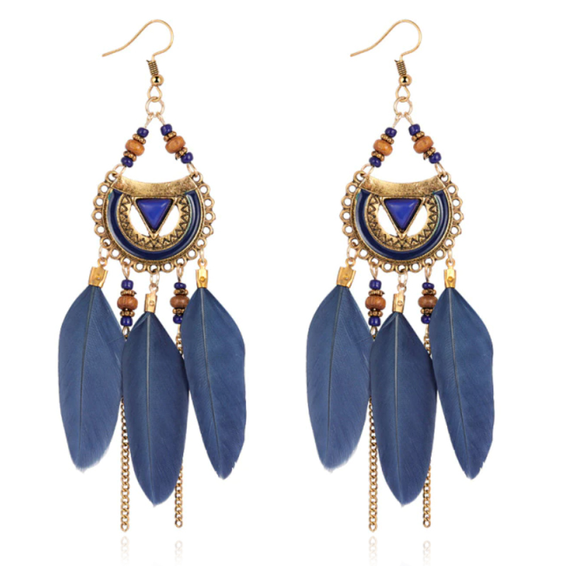 Bohemian oorhangers rond met blauwe veren en kralen 105 mm