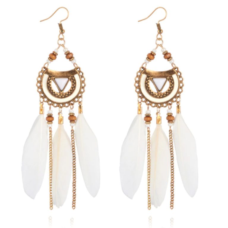 Bohemian oorhangers rond met witte veren en kralen 105 mm