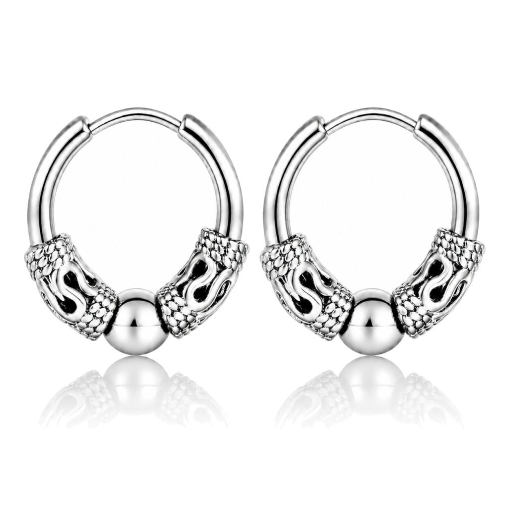 Heren oorringen staal zilverkleurig met details en balletje – 16mm