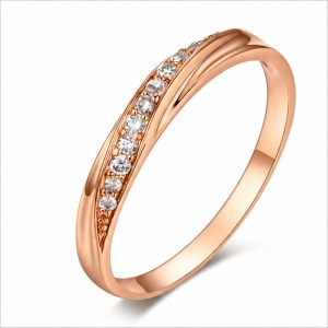 LGT JWLS Rosegoudkleurige Gedraaide Damesring met Schuine Rij Zirkonia – 17mm