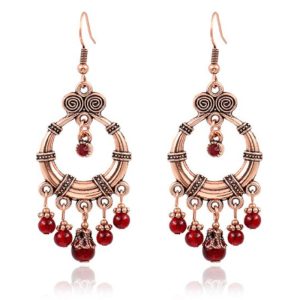 Ronde Goudkleurige Bohemian dames oorhangers met details en rode kralen